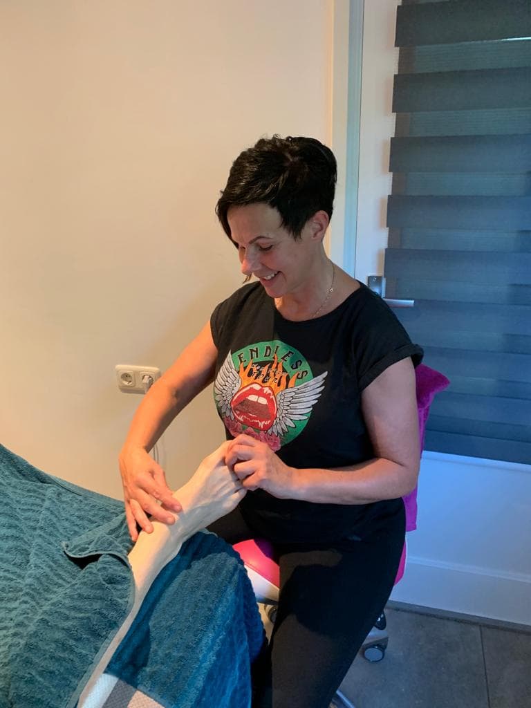 Voetreflexzone-therapie: drukpunten op de voet van een cliënt worden behandeld